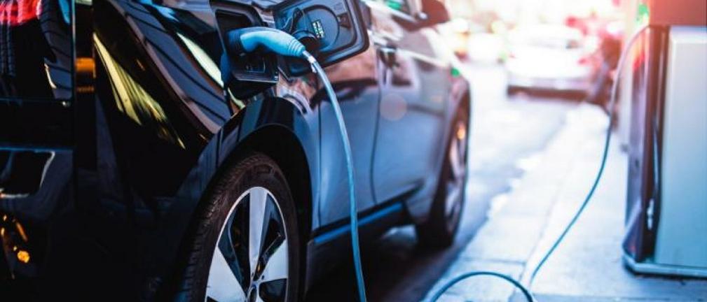Ładowanie samochodu elektrycznego w Polsce – gdzie, jak długo i za ile?
