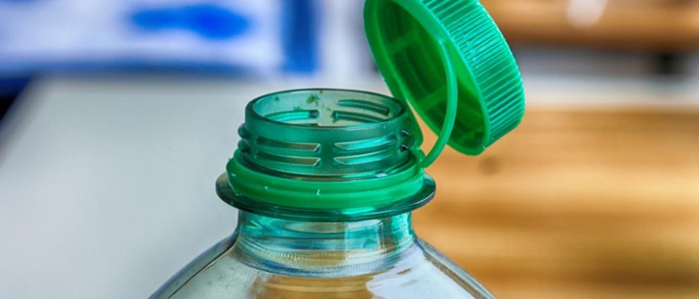 O co chodzi w memie z nakrętką przyczepioną do plastikowej butelki?