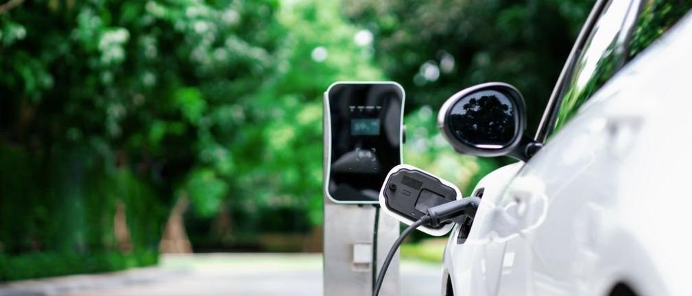 Fakty czy mity o samochodach elektrycznych? Najnowsze badania postaw Polaków 