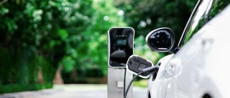 Fakty czy mity o samochodach elektrycznych? Najnowsze badania postaw Polaków 