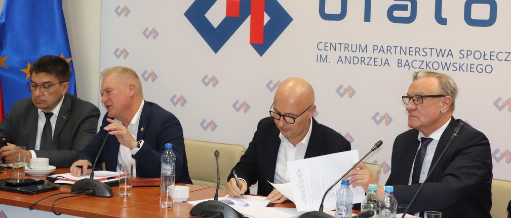 Spółki energetyczne i strona społeczna podpisały ważne dla  pracowników porozumienie  