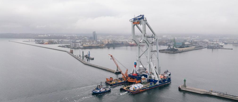 Do Portu w Gdyni dotarł pływający dźwig, który na początku 2025 rozpocznie budowę morskiej farmy Baltic Power