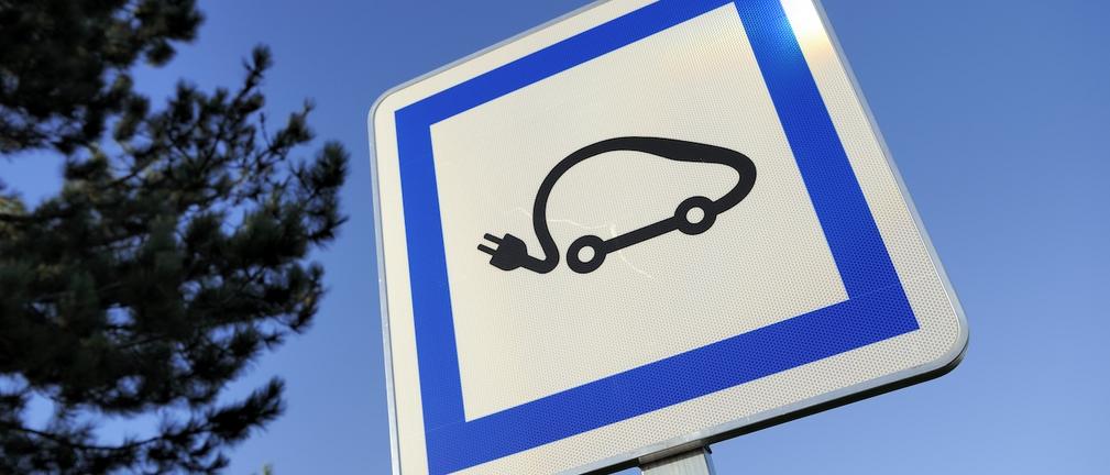 Auta elektryczne w 2025 r. – większa dostępność, lepsze ceny i inwestycje w bezpieczeństwo.